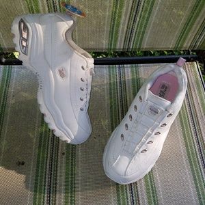 Skechers sport shoes as 7.5